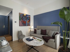 Suite (Separate Building) | Hochwertige Bettwaren, Minibar, Zimmersafe, individuell dekoriert