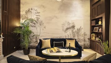 Suite Deluxe | 起居区 | 42-英寸纯平电视 (配备有线频道)、电视