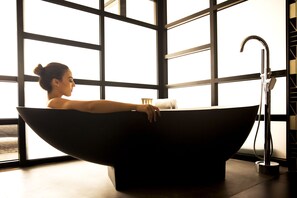 Suite exécutive, 1 chambre | Salle de bain | Douche cascade, articles de toilette (gratuits), séchoir à cheveux