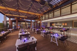 2 restaurants, lokale en internationale gerechten