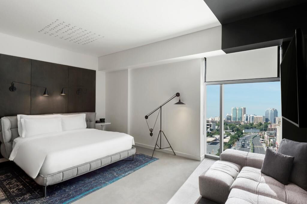 Ylelliset vuodevaatteet, minibaari, tallelokero huoneessa, työpöytä