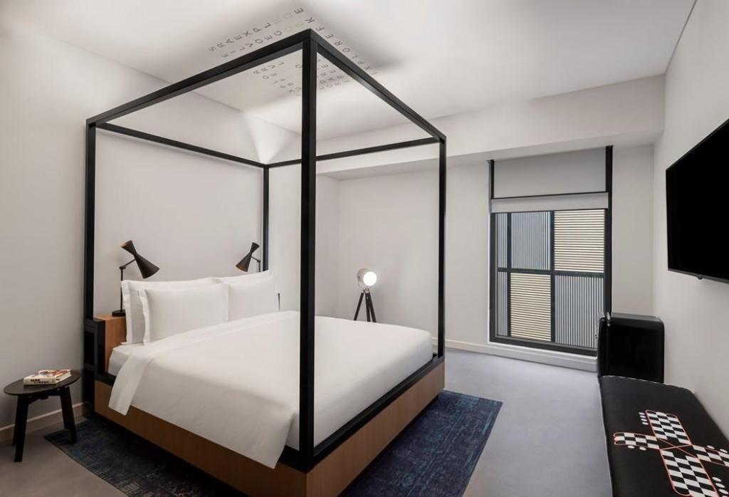 Ylelliset vuodevaatteet, minibaari, tallelokero huoneessa, työpöytä