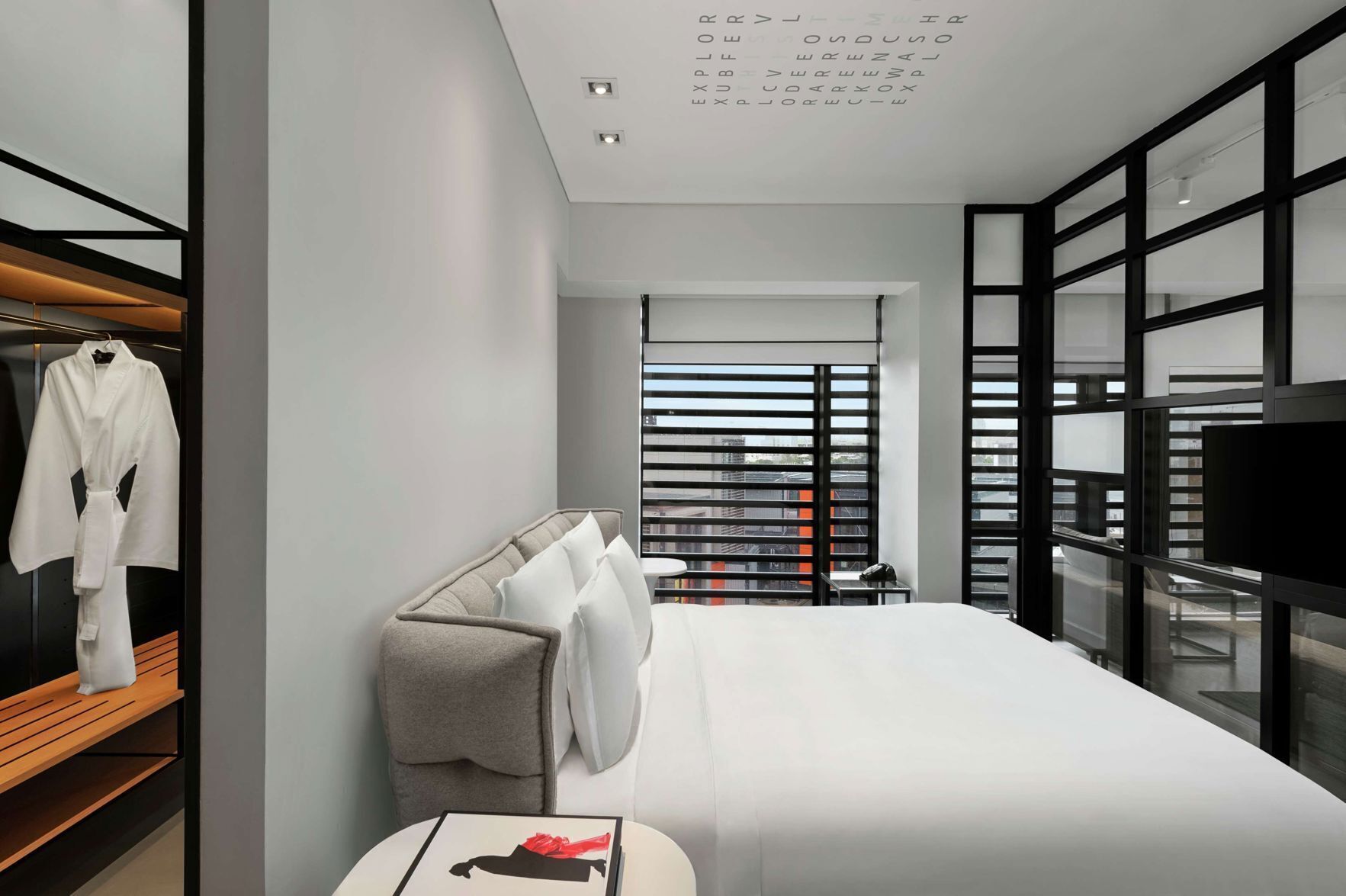 Hochwertige Bettwaren, Minibar, Zimmersafe, Schreibtisch