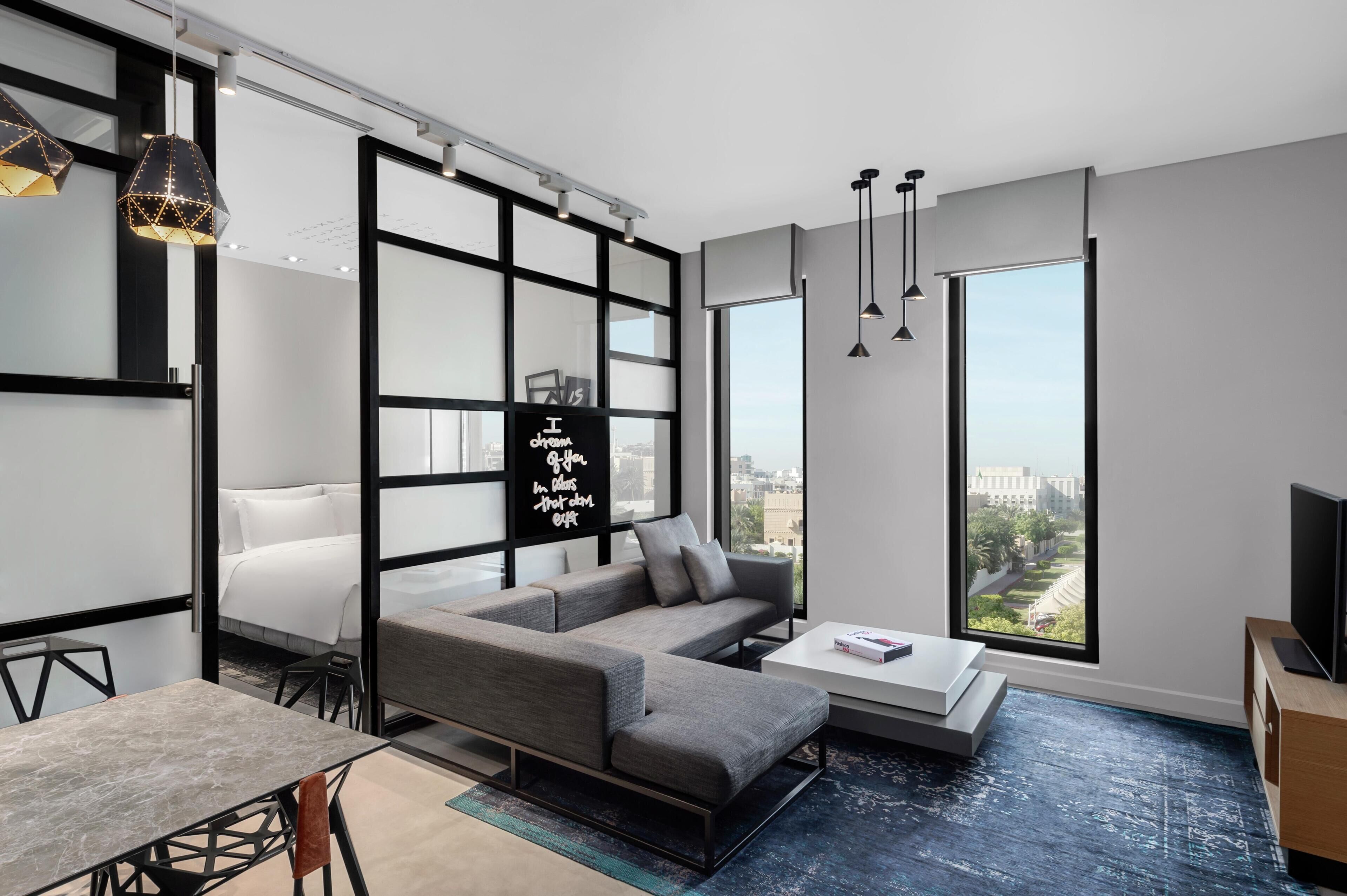 Sengetøy av topp kvalitet, minibar, safe på rommet og skrivebord