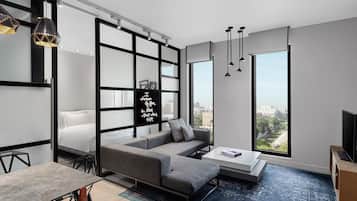 Sengetøy av topp kvalitet, minibar, safe på rommet og skrivebord