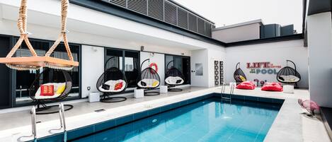 Utendørsbasseng og solsenger