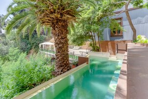 Una piscina al aire libre de temporada