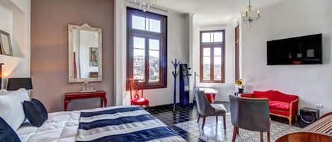 Suíte premium, 1 cama King, vista para a colina | Roupas de cama premium, frigobar, individualmente decorados