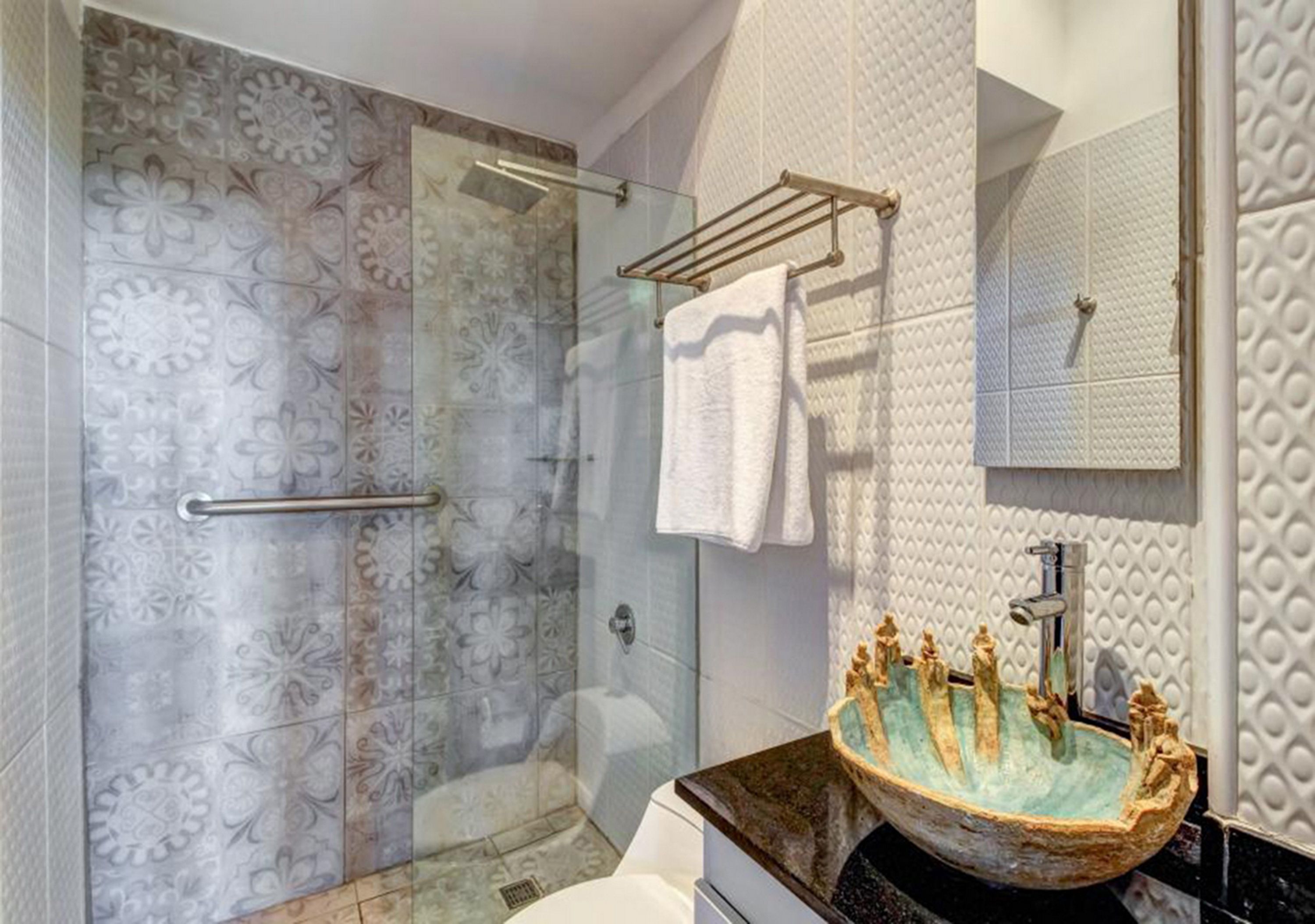 standard double room, 1 queen bed | bathroom | free toiletries, hair dryer, towels