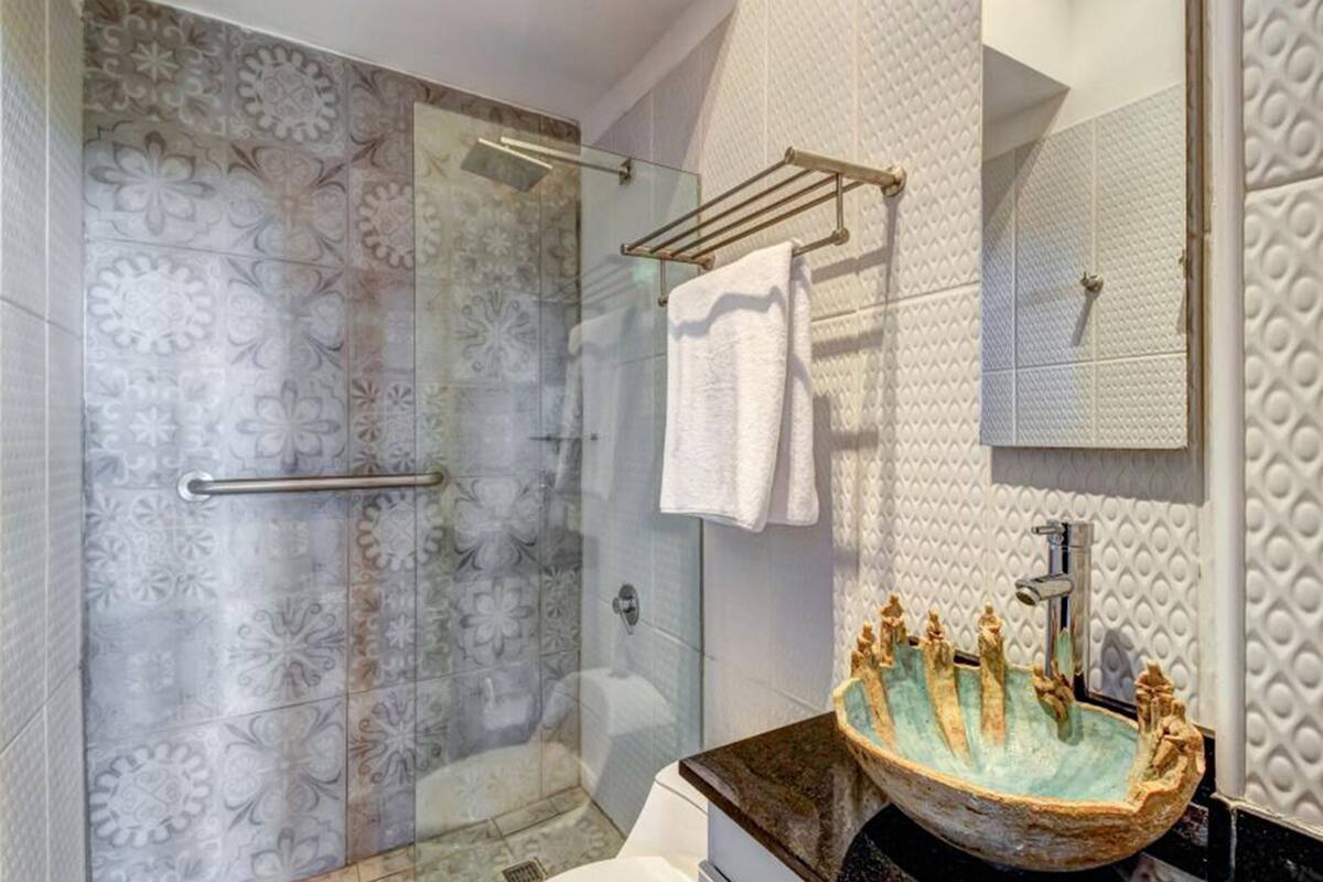 standard double room, 1 queen bed | bathroom | free toiletries, hair dryer, towels