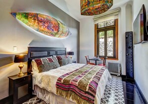 Ropa de cama de alta calidad, minibar y decoración personalizada 