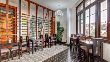 Tägliches inbegriffenes kontinentales Frühstück