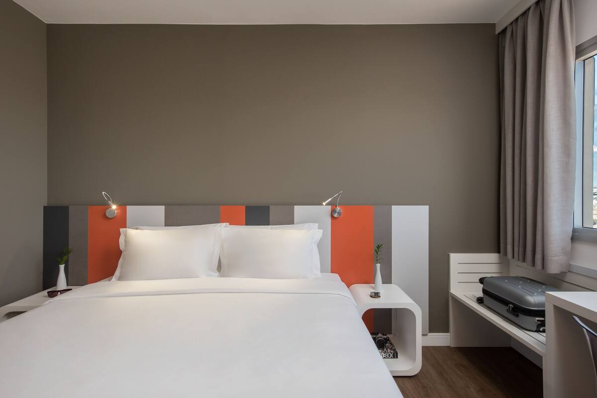 deluxe double room | 1 bedroom, minibar, in-room safe, desk