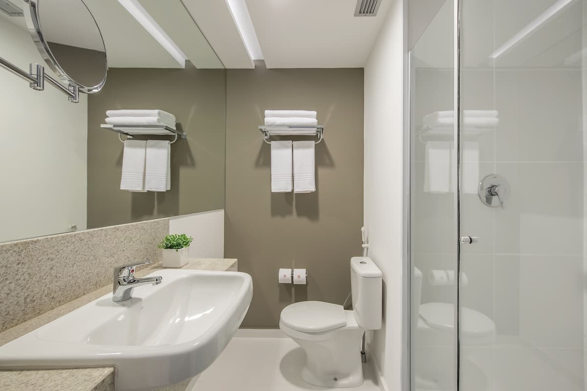 shower, rainfall showerhead, free toiletries, hair dryer