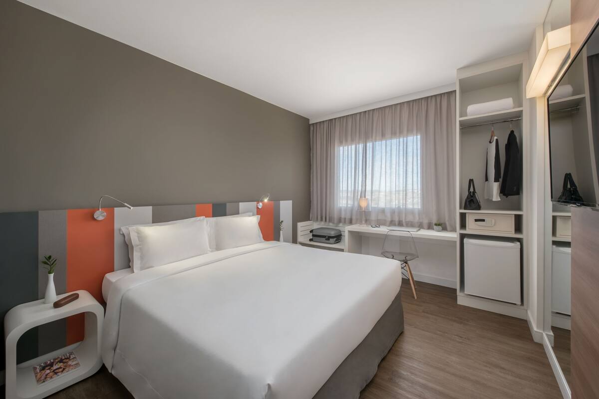 Minibar, in-room safe, desk, WiFi (free)