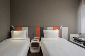 Standard Twin - 2 Camas Solteiro | Minibaari, tallelokero huoneessa, työpöytä, ilmainen Wi-Fi