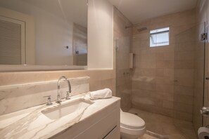 Combined shower/bathtub, towels, shampoo - Charming 3 Bedroom in the Old City (Cartagena)