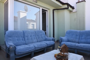 Penthouse de diseñador, balcón, vista a la ciudad | Balcón