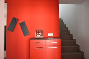 Penthouse de diseñador, balcón, vista a la ciudad | 2 habitaciones y sábanas de algodón egipcio 