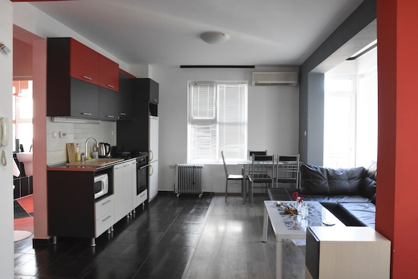 Penthouse de diseñador, balcón, vista a la ciudad | Cocineta privada | Refrigerador con congelador, microondas, horno y parrilla de estufa 