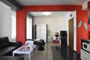 Penthouse de diseñador, balcón, vista a la ciudad | Área de sala de estar | Televisión LED de 40 pulgadas con canales vía satélite y televisión 