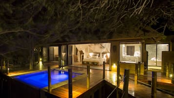 Deluxe Room | 1 bedroom, premium bedding, minibar, in-room safe