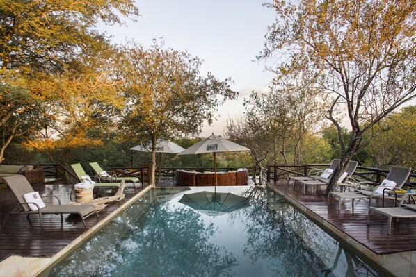 حمّام سباحة خارجي، مقاعد للتشمس