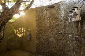 Chalet Luxury | Bagno | Doccia, set di cortesia firmato, asciugacapelli, accappatoio