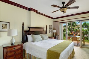 2 soverom, skrivebord, strykejern/-brett og reiseseng for barn