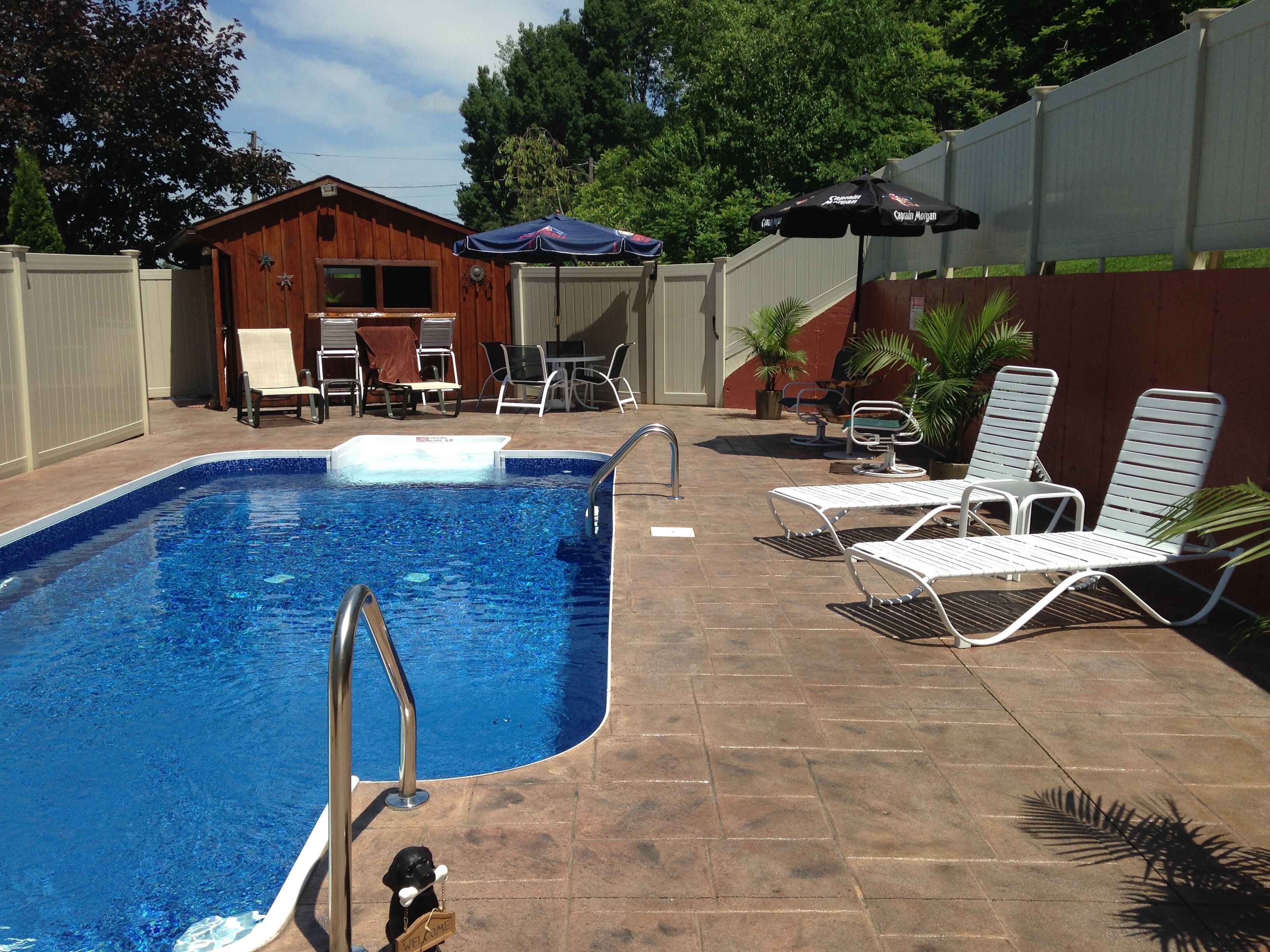 Private swimming-pool, rap-around porch, and breathtaking views!