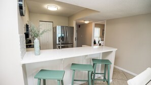 Een koelkast, een microgolfoven, een oven, een kookplaat