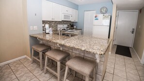 Kylskåp, mikrovågsugn, ugn och diskmaskin