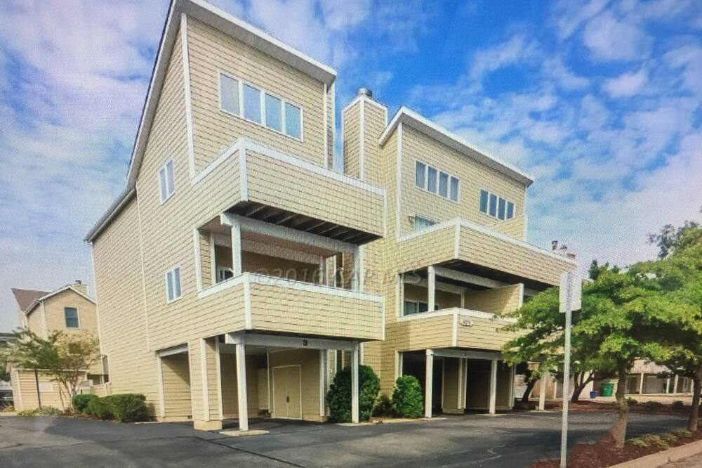 Oceanside Fun! Charming retreat steps from the beach, pool in backyard.
