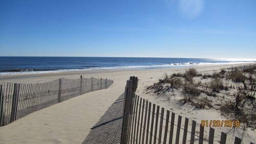 Condominio en la playa de Fenwick Island con piscina TOTALMENTE RENOVADO y bien equipado