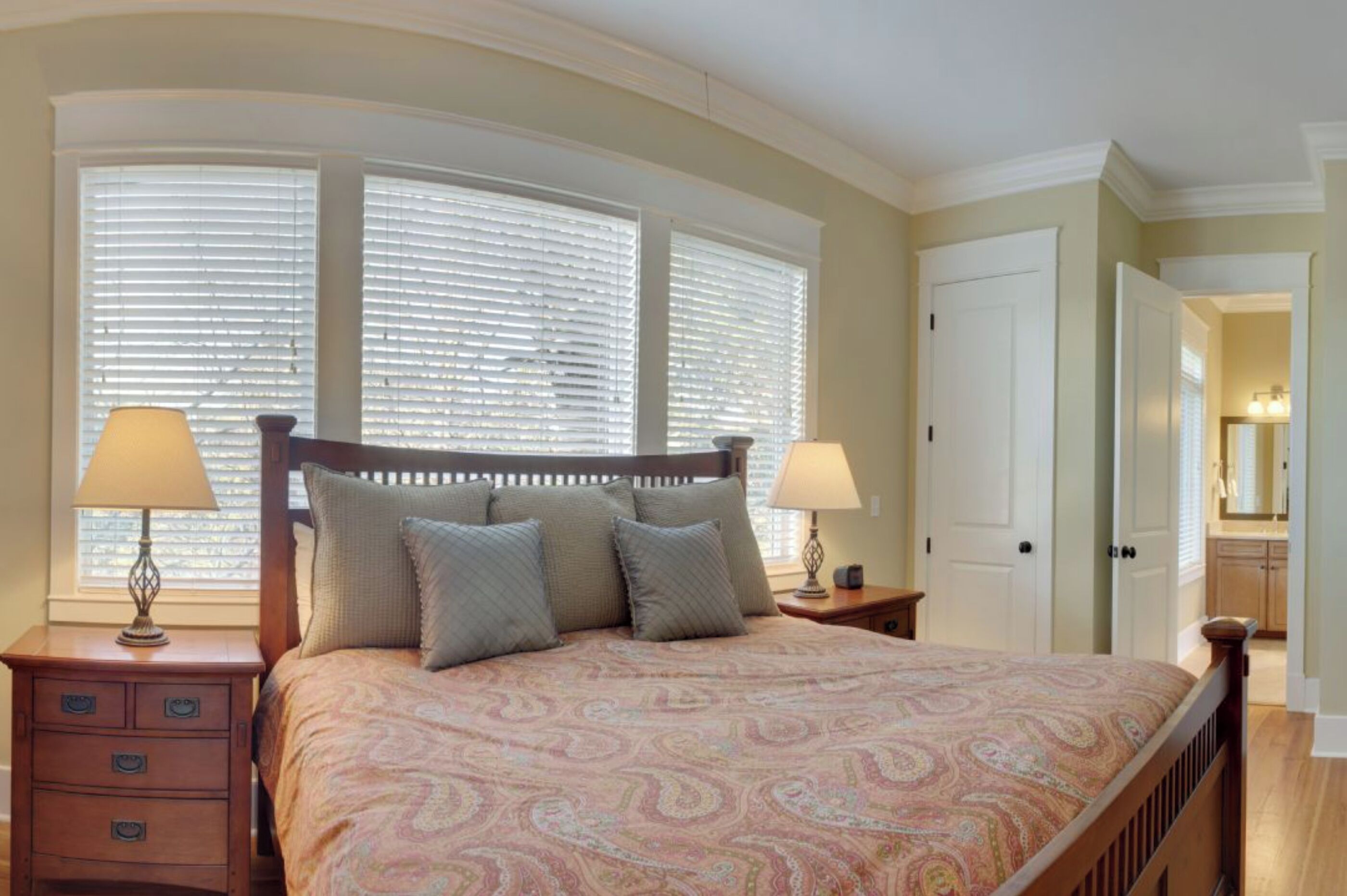 6 bedrooms, iron/ironing board, free WiFi, bed sheets