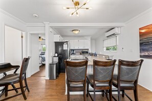 冷蔵庫、電子レンジ、オーブン、コンロ