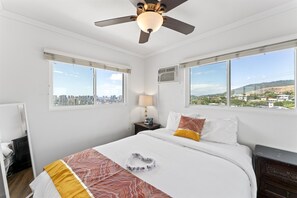 3 Schlafzimmer, Schreibtisch, Bügeleisen/Bügelbrett, Reisekinderbett