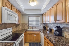 Fridge, microwave, oven, stovetop - Cool Breeze at Emerald Surf (Navarre Beach)