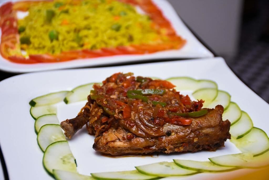 Phục vụ bữa sáng, bữa trưa, bữa tối, món địa phương và quốc tế 