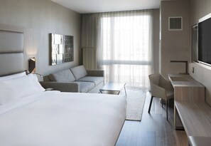 Premium bedding, in-room safe, desk, iron/ironing board - AC Hotel by Marriott Boston Cleveland Circle (Boston)