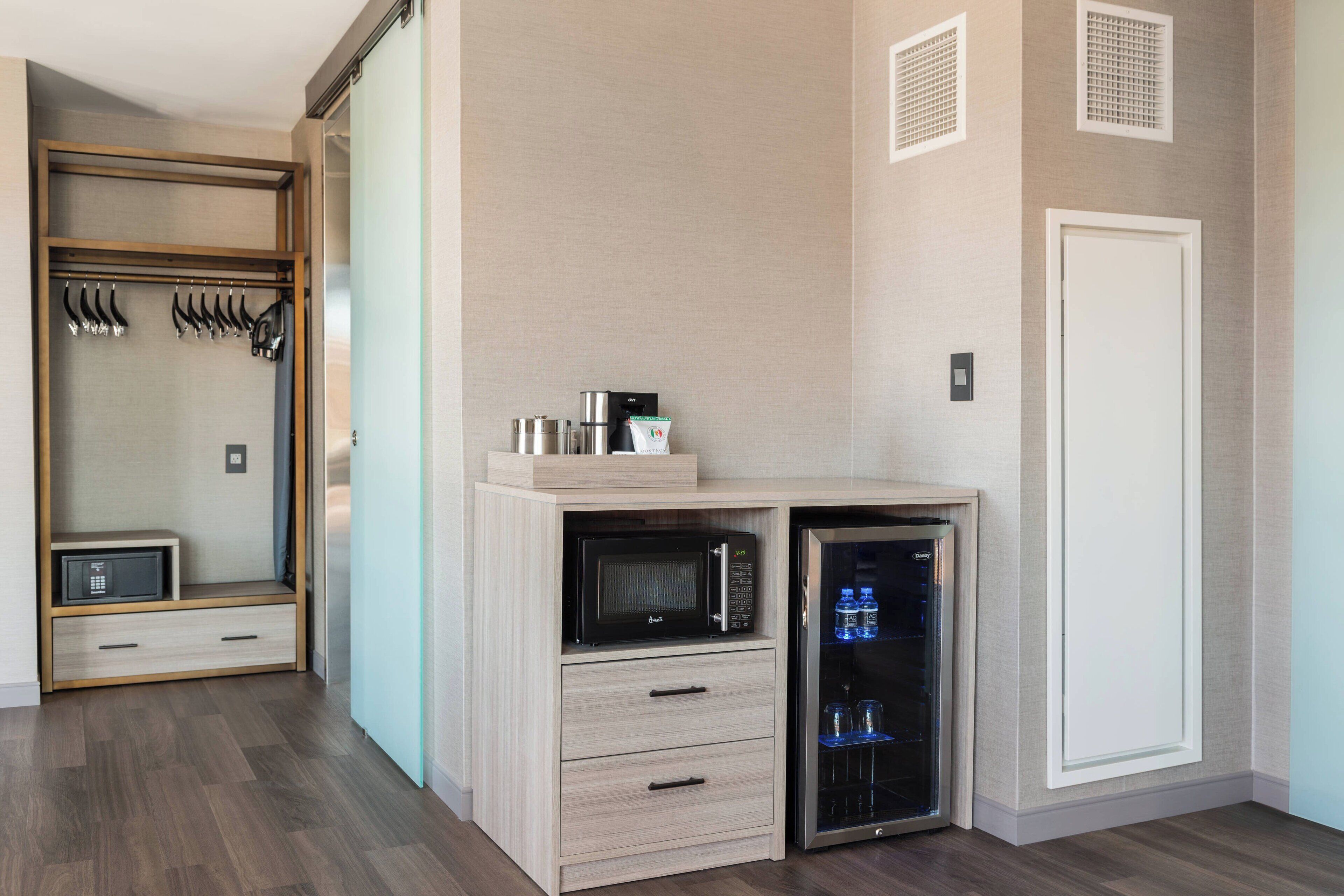 suite, 1 bedroom | premium bedding, in-room safe, desk, iron/ironing board