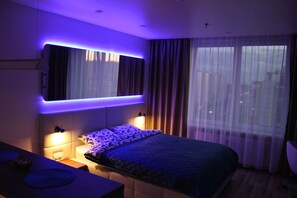 Comfort-huoneisto, 1 keskisuuri parisänky, kaupunkinäköala | 1 makuuhuone, ylelliset vuodevaatteet, työpöytä, silitysrauta/-lauta