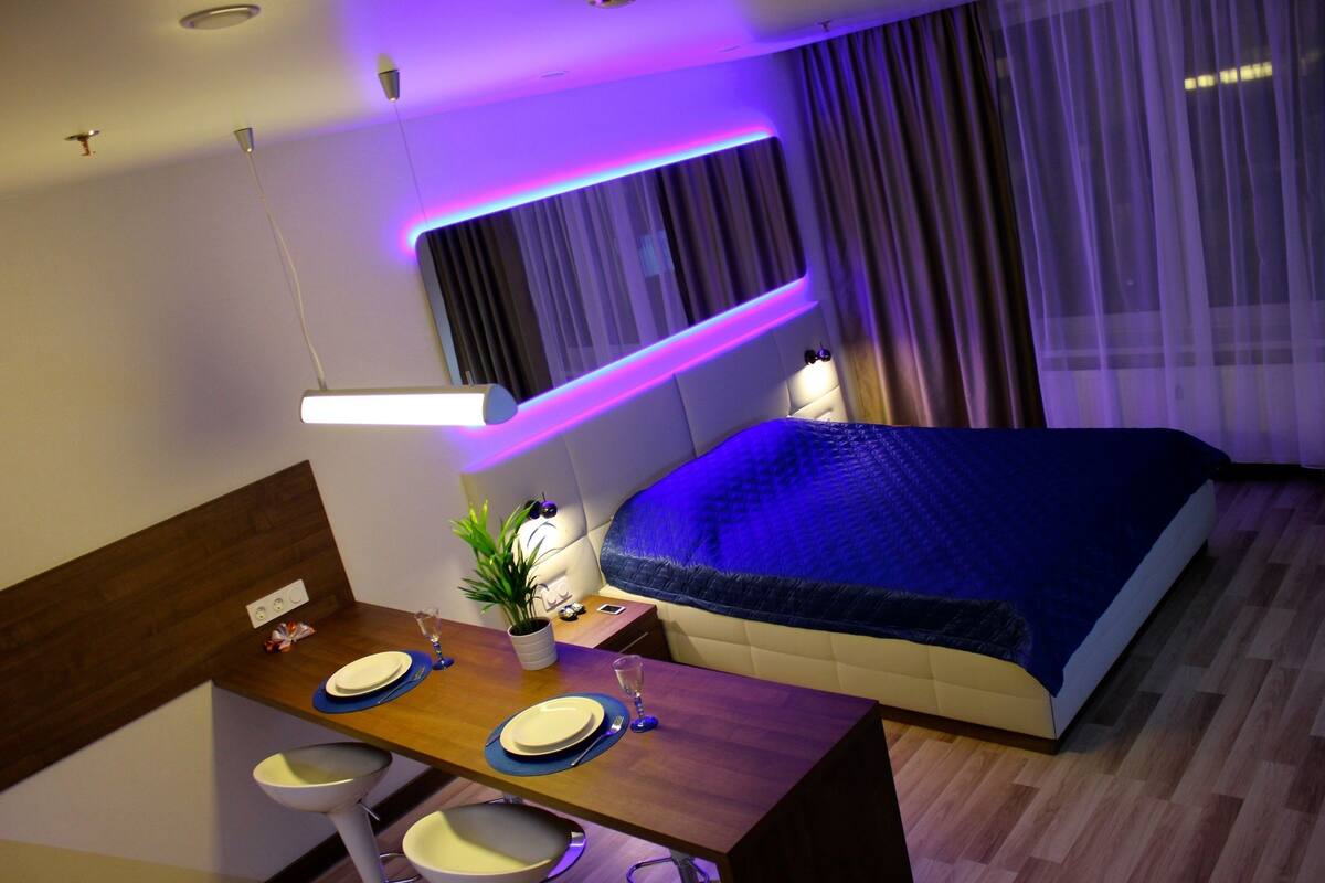 Comfort-huoneisto, 1 keskisuuri parisänky, kaupunkinäköala | 1 makuuhuone, ylelliset vuodevaatteet, työpöytä, silitysrauta/-lauta