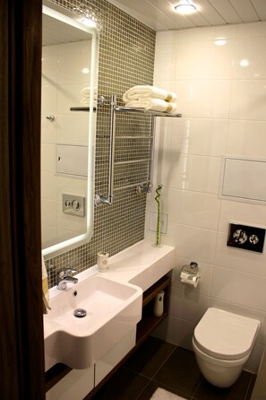 Comfort Apartment, 1 Queen Bed, City View | Bathroom - I&Apart (St. Petersburg)