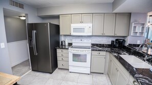 冷蔵庫、電子レンジ、オーブン、コンロ