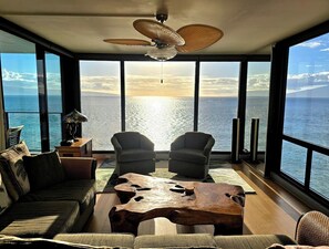Smart TV, books - Direct Oceanfront Mahana 2 King Bed Master Suites Corner Unit Next to Boardwalk (Lahaina)