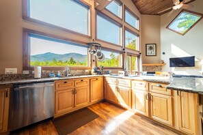 Fridge, microwave, oven, stovetop - Stunning Views, Luxury, Near Whiteface,Lake Placid (Wilmington)