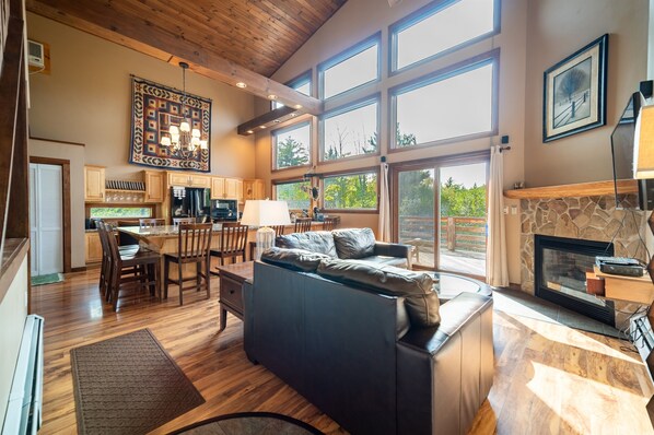 Smart TV, fireplace - Stunning Views, Luxury, Near Whiteface,Lake Placid (Wilmington)