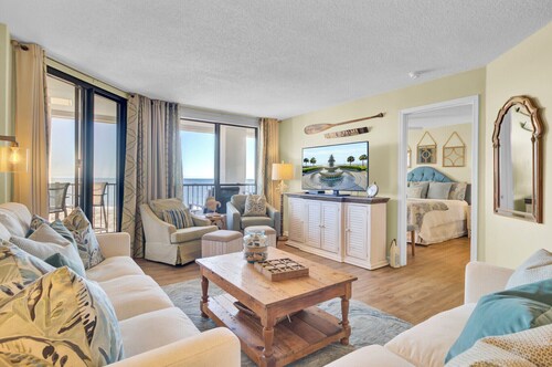 402 Summerhouse by AvantStay | Beachfront Condo w/ Community Pool Access