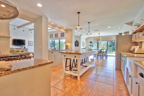 Fridge, microwave, oven, stovetop - Relaxation awaits you. Open spaces throughout! The Blanco River welcomes you. (Wimberley)